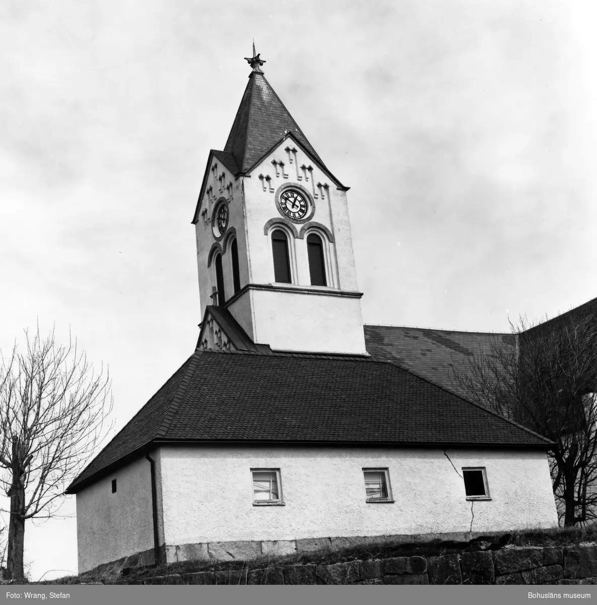 Text till bilden: "Kville kyrka. Bårhus. Från sydväst"
