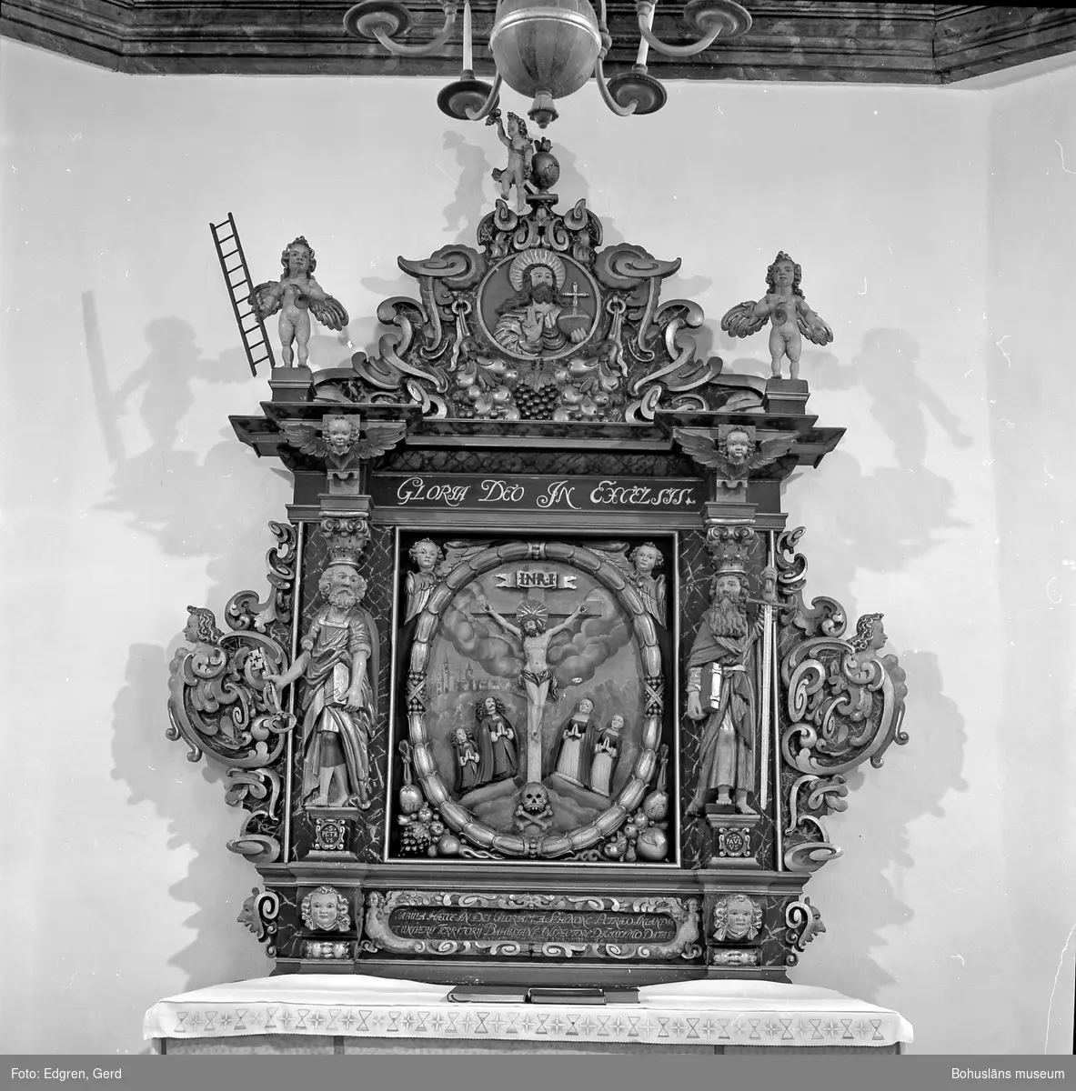 Text till bilden: "Hålta kyrka. Altaruppsats av Hans Swant 1672".