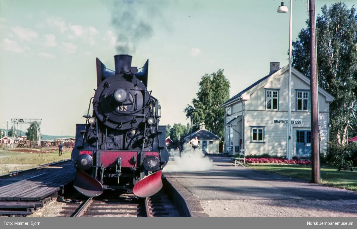 Godstog fra Elverum til Kongsvinger på Braskereidfoss stasjon. Toget trekkes av damplokomotiv type 26c nr. 433.