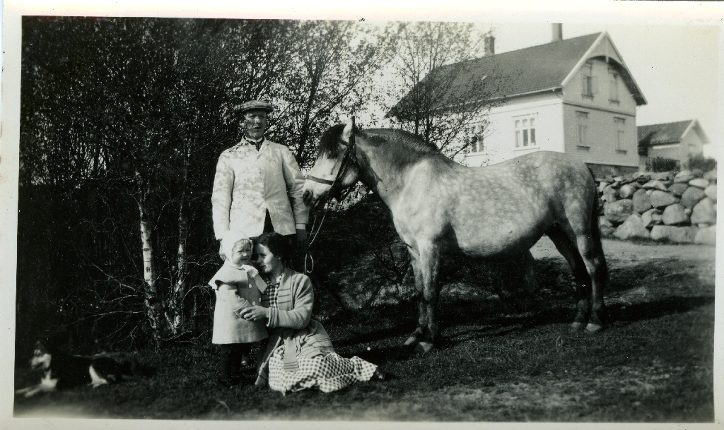 Kristoffer Norheim (banksjefen) (30.6.1883 - 16.4.1969) mønstrar hesten "Borka" Framfor sit kona Magnhild Henriksdtr. f. Øgård (7.10.1893 - 1.7.1978) og eldstedottera Maria Norheim g. Kristoffersen (17.8.1916 - 19.3.2001). Heimehuset i bakgrunnen.