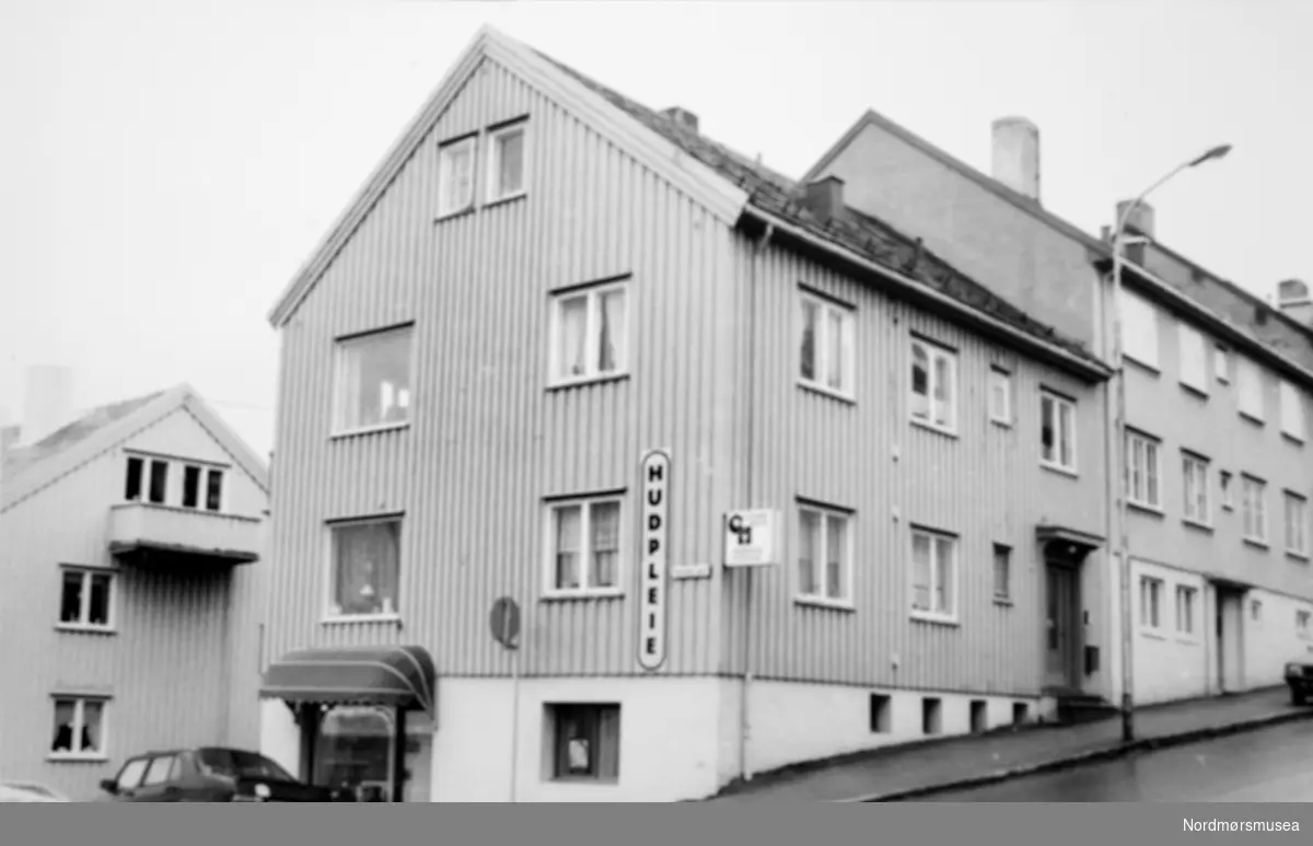 Pressefoto fra Marstrands gate 9 på Kirkelandet i Kristiansund. Fotoarkivet stammer fra Nordmørsposten, og inngår nå i Nordmøre museums fotosamlinger.