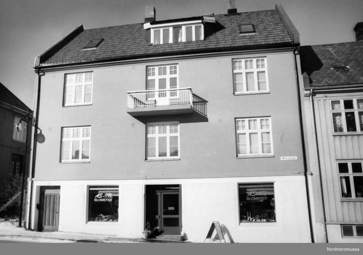 Pressefoto fra Marstrands gate 14 på Kirkelandet i Kristiansund. Fotoarkivet stammer fra Nordmørsposten, og inngår nå i Nordmøre museums fotosamlinger.