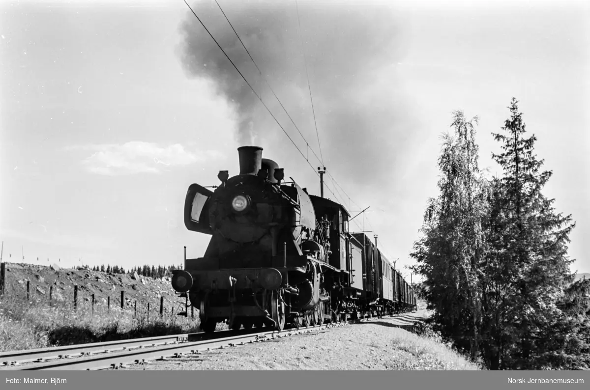 Damplokomotiv type 24b nr. 264 med godstog til Skreia kjører ut fra Eina stasjon.