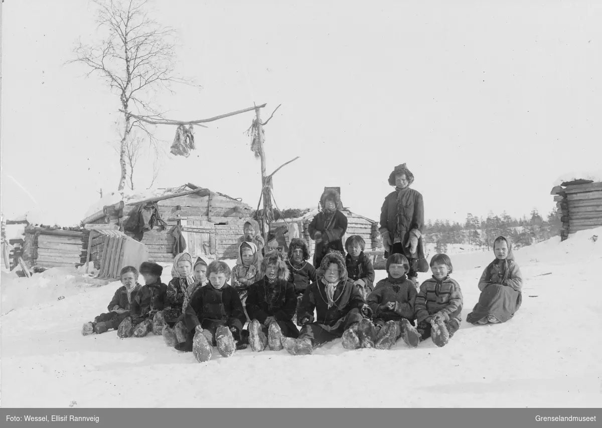 Skoltebarn i øvre skolteby 1898.