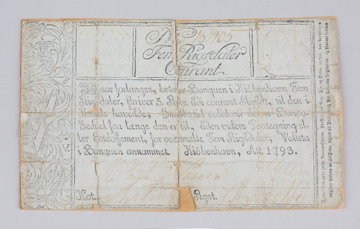 Dansk pengeseddel pålydende Fem Rigsdaler Courant fra 1793. Med uthevede stempler i øvre hjørner. Pålimt tykkere papir pga. skjør tilstand.