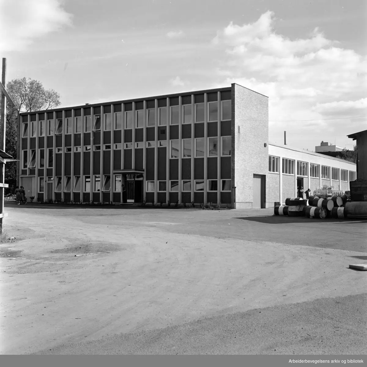 Alnabru. Rolf Lyches nye lagerbygg. Eksteriør. September 1961