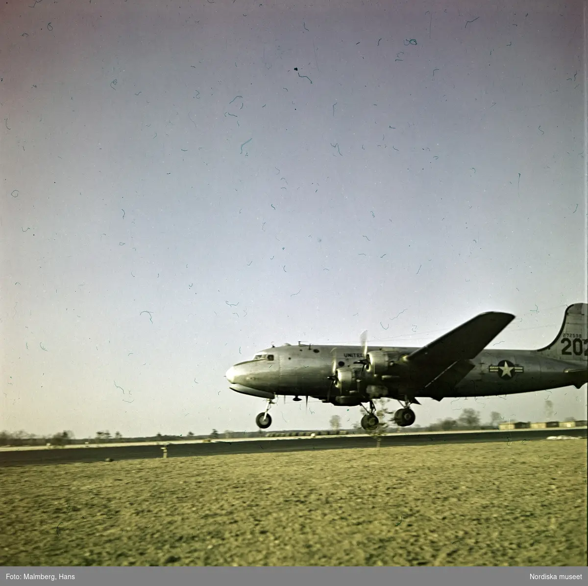 Berlinblockaden. Ett amerikanskt transportflygplan av typen Douglas C-54 Skymaster landar på ett flygfält.