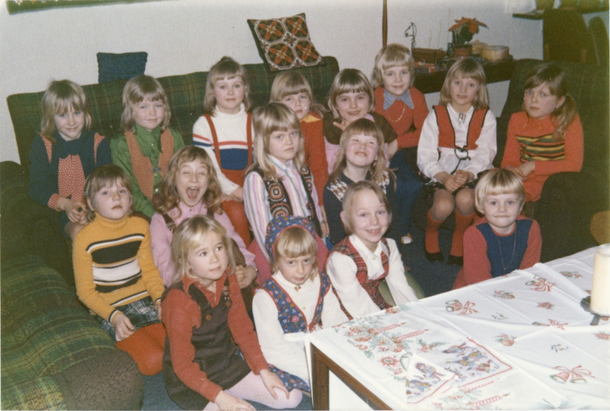 En gruppe jenter fotografert i barneselskap, Gjerdrum 1975