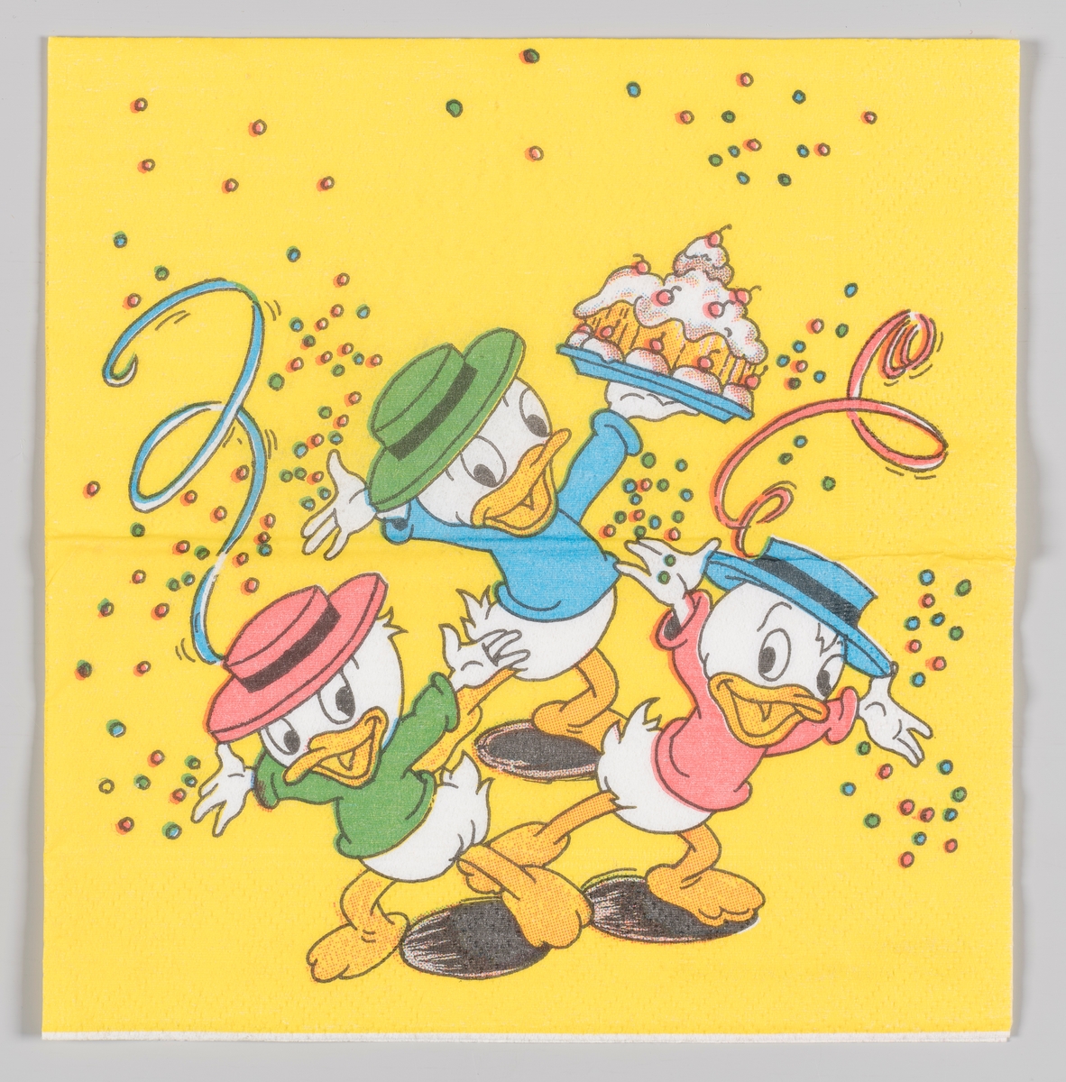 Ole, Dole og Doffen sprer ut armene sine og står med en bursdagkake mens det daler ned konfetti