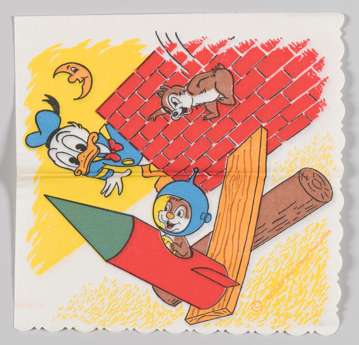 Donald Duck ser på Snipp og Snapp som prøver å få en rakett til å fly

Samme motiv på serviett MIA.00007-003-0156 og MIA.00007-003-0158