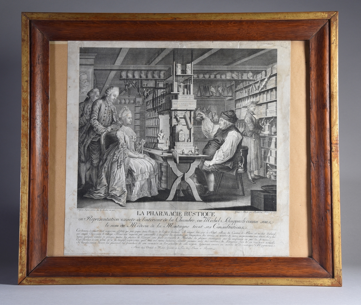 Interiörbild från apotek med apotekare, medhjälpare, kvinnlig kund och två medföljande män. Detaljerad skildring av inredning och redskap.
