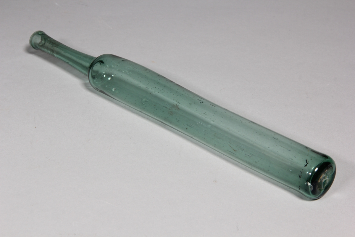 Luktvattenflaska av grönt glas, cylindrisk med lång hals.