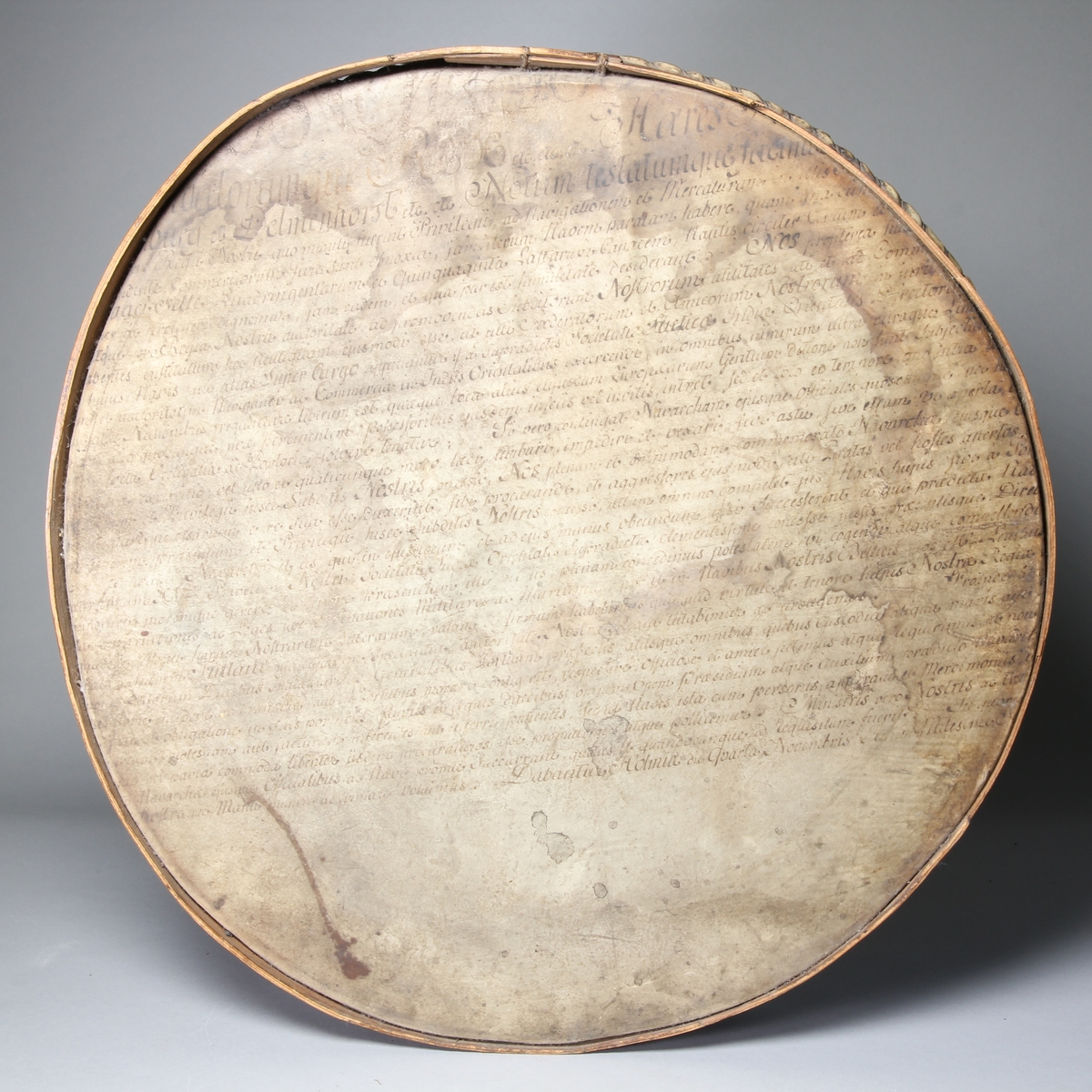 Siktbotten, 2 st, av trä, svepta, med botten av pergament. Bottnarnas undersidor med texter på latin.