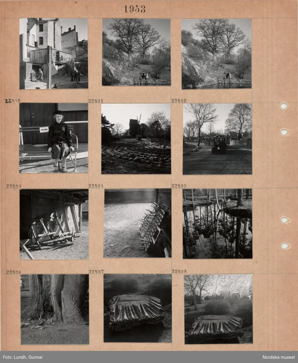 Motiv: (ingen anteckning) ;
Stadsvy med arbetsbodar vid en byggarbetsplats, två kvinnor står vid en sjökant, porträtt av en flicka som sitter på en parksoffa med en skylt "Nymålat", en stenlabyrinth och en väderkvarn i bakgrunden på Skansen, ett tuff tuff tåg på Skansen, jordbruksredskap, en å med träd, en trädstam, skåror eller sliprännor i en stenhäll troligen fornlämning.
