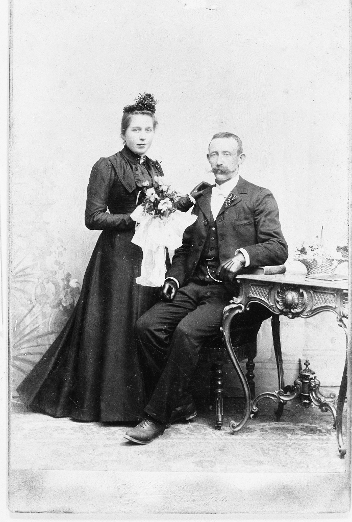 Bryllupsbilete av Anna Maria Berntsdtr. Sæland f. Høyland (18.2.1878 - 3.11.1950) og Einar Sæland (25.2.1869 - 13.3.1937). Dei gifta seg 29.3.1901 og hadde 3 born.