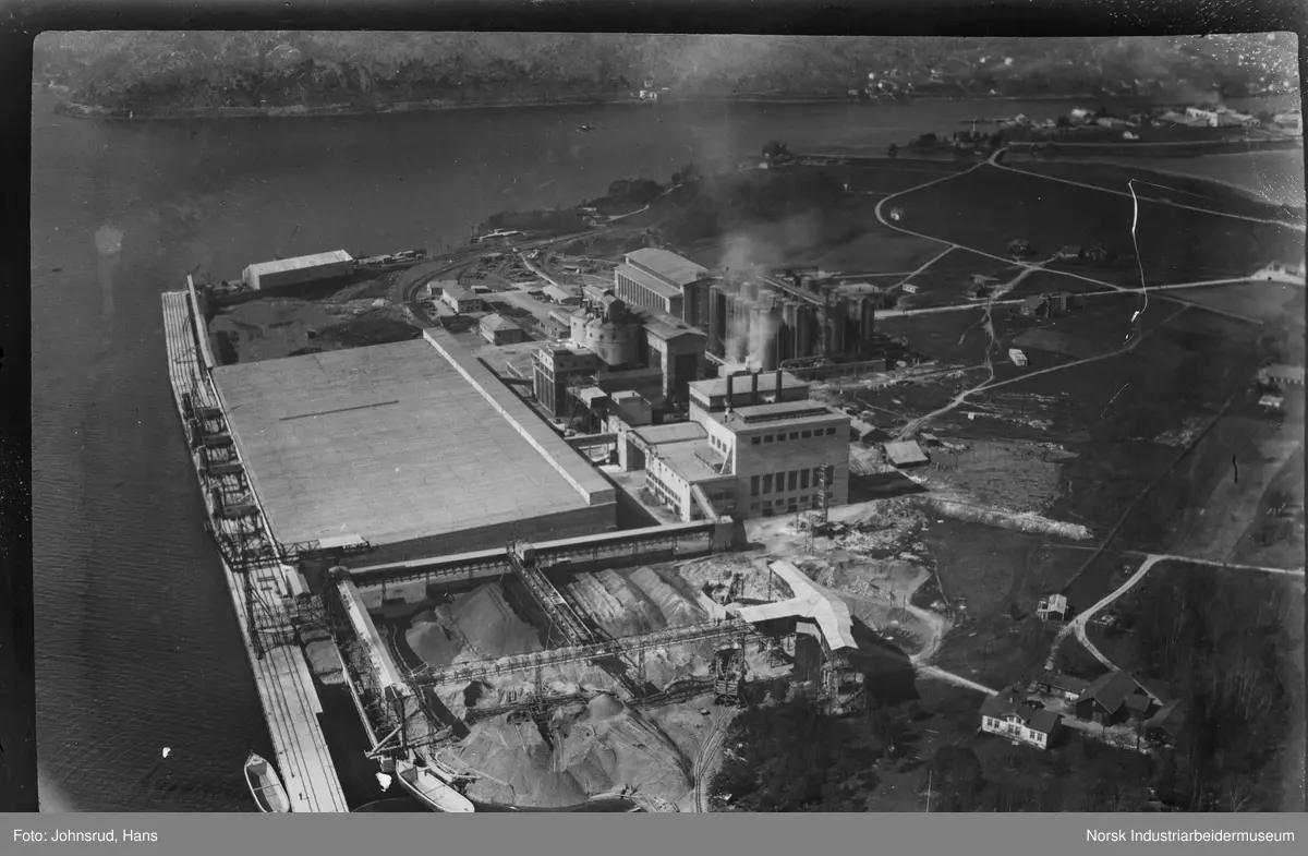 Flyfoto av Herøya industripark - Norsk Industriarbeidermuseum ...