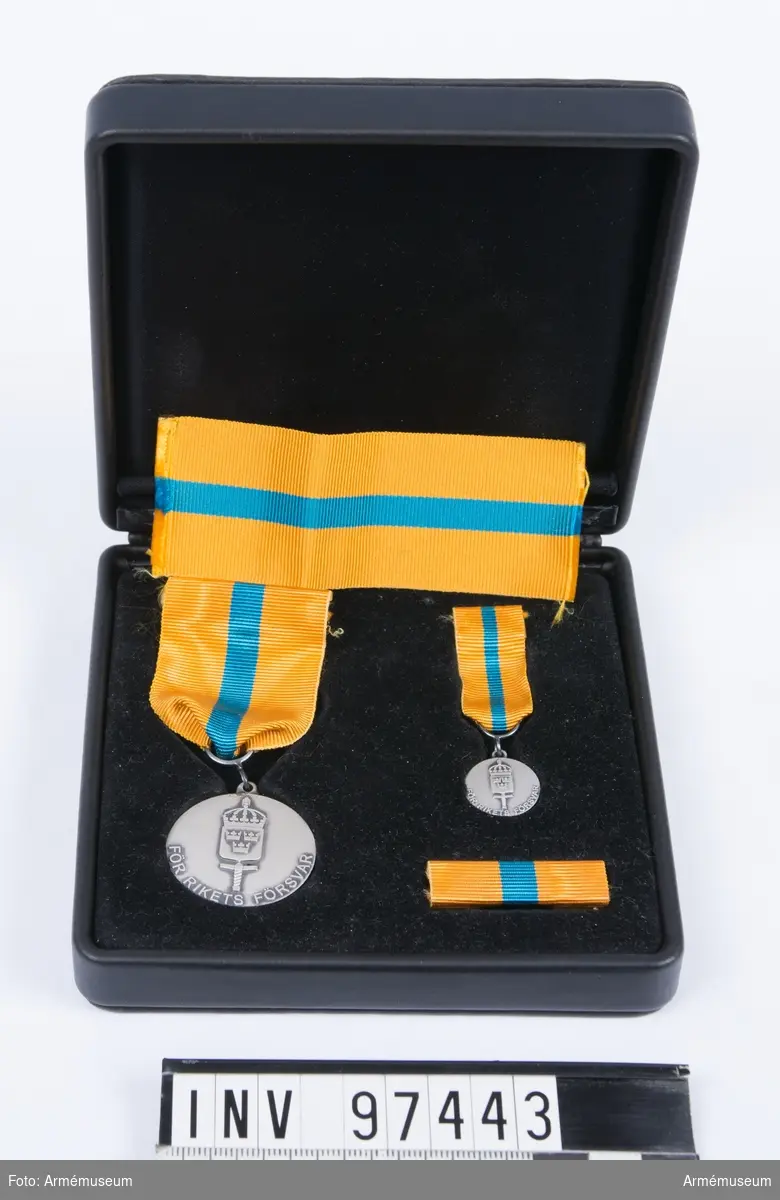 Försvarsmaktens reservofficersmedalj i silver.
Ask med medalj, miniatyrmedalj, släpspänne och medaljband.