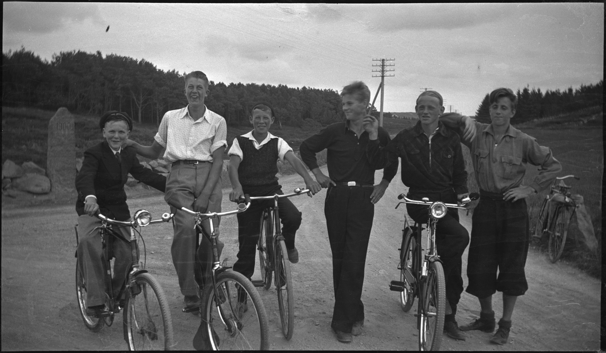 Arne Rasmussen og Korsvold bader på Sele, graver seg ned i sandnen og på sykkel. Det er også bilder av en gjeng med unge gutter i en gate. De fleste har sykkel.
