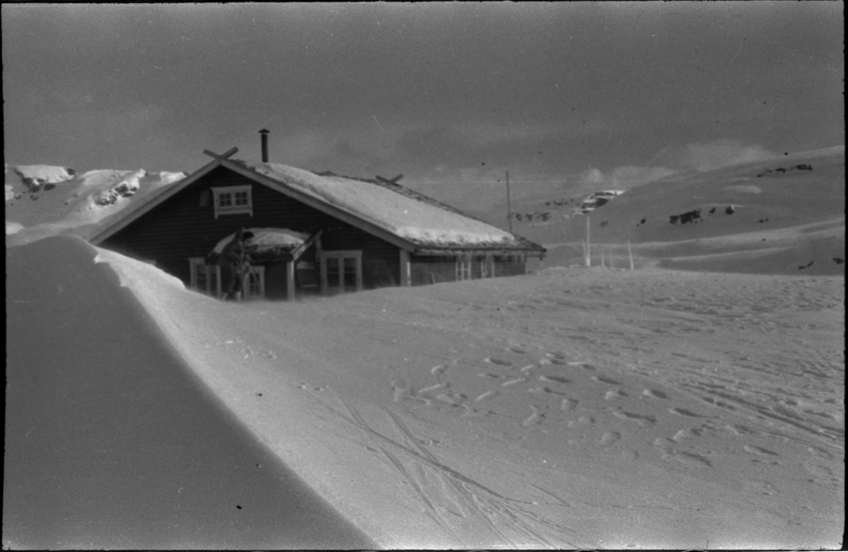 Bilder fra skitur til Stranddalen turisthytte og en annen hytte i Suldal. Det er bilder av fjellene rundt og av hyttene i blest og solskinn.