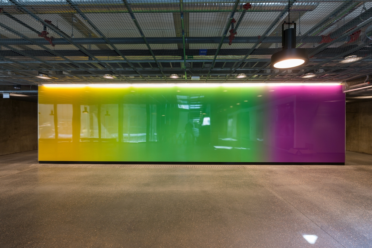 Arbeidet består av fargekomposisjoner som graderes over i hverandre og skaper bevegelse på veggen og i rommet.