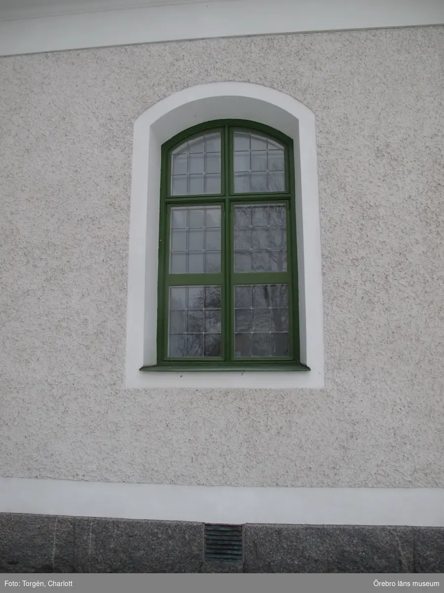 Vedevågs kyrka, renovering av fönster

1-2: Karmar och fönsterbleck har målats.
3: Befintliga beslag rengjordes och återanvändes.
4: Lanterninens bågar har plockats ner för att åtgärdas. Befintliga beslag rengjordes och återanvändes.
5: Karmar och fönsterbleck har målats.
6: Innerbåge samt ytterbågens insida. Färgen flagar kraftigt och det finns antydan till fuktskador mellan bågarna.
7: Karmar och fönsterbleck har målats.
8: Vedevågs kyrka med sakristian till höger i bild.
9-14: Fönsterbågarna ses över liksom det blyinfattade fönsterglaset.
15-25: Vedevågs kyrka efter åtgärder.

Objekt: Vedevågs kyrka
Ort: Vedevåg
Gata/kvarter/fastighet:
Stad: 
Socken: Linde socken
Kommun: Lindesbergs kommun
Län: T
År: 2015-2016

Foto:	1-25: Charlott Torgén, Örebro läns museum