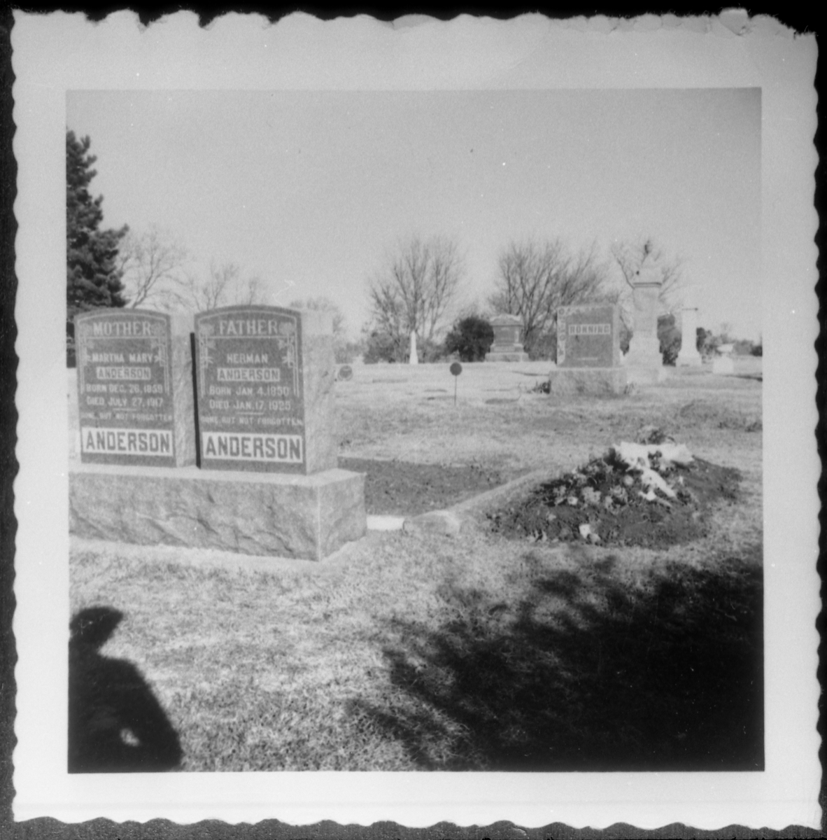 Avfotograert bilde av et familiegravsted, tydeligvis i et engelskspråklig land. På to gravstøtter står navnene Martha og Herman Anderson, døde hhv. 1917 og 1925.
