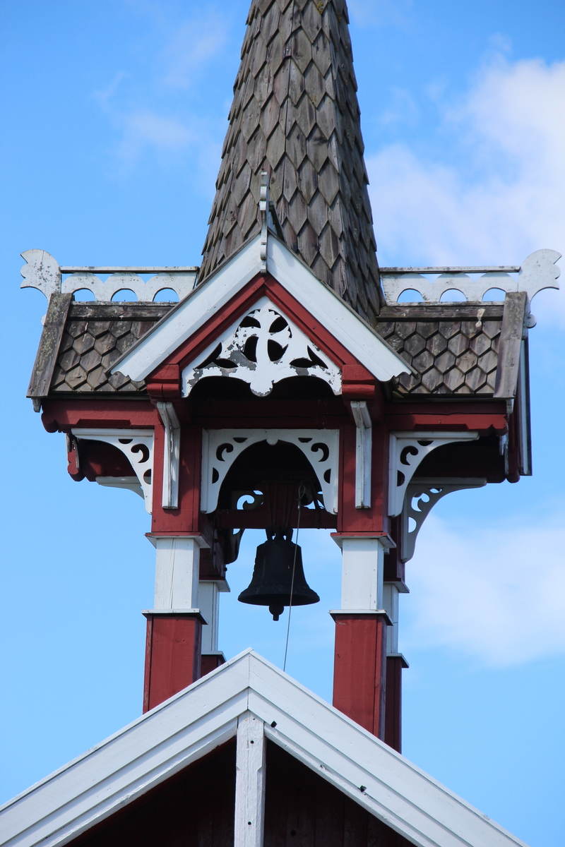 På Solstad står klokketårnet på låven og ble satt opp i 1906. Det er et stort og forseggjort klokketårn i sveitserstil med kryssformet saltak og kjegleformet midtparti.