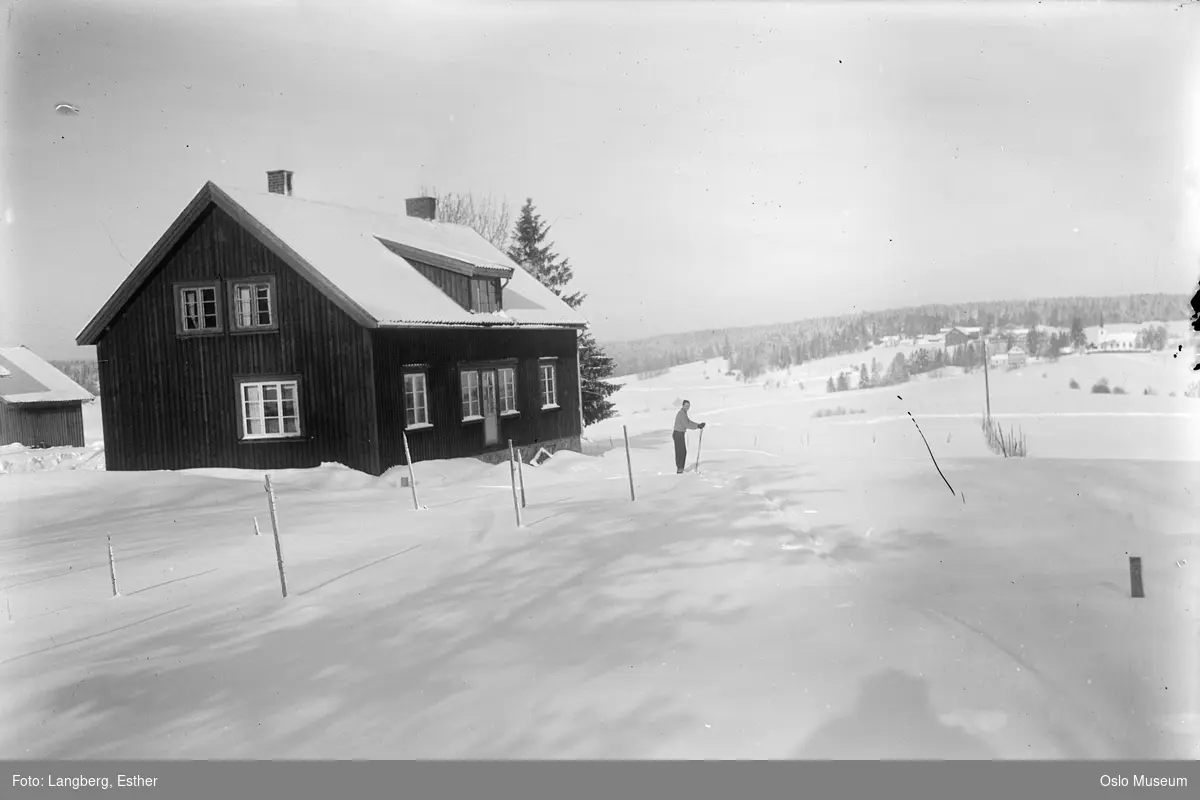 Sutterhol gård, bolighus, kulturlandskap, snø, mann, skiløper
