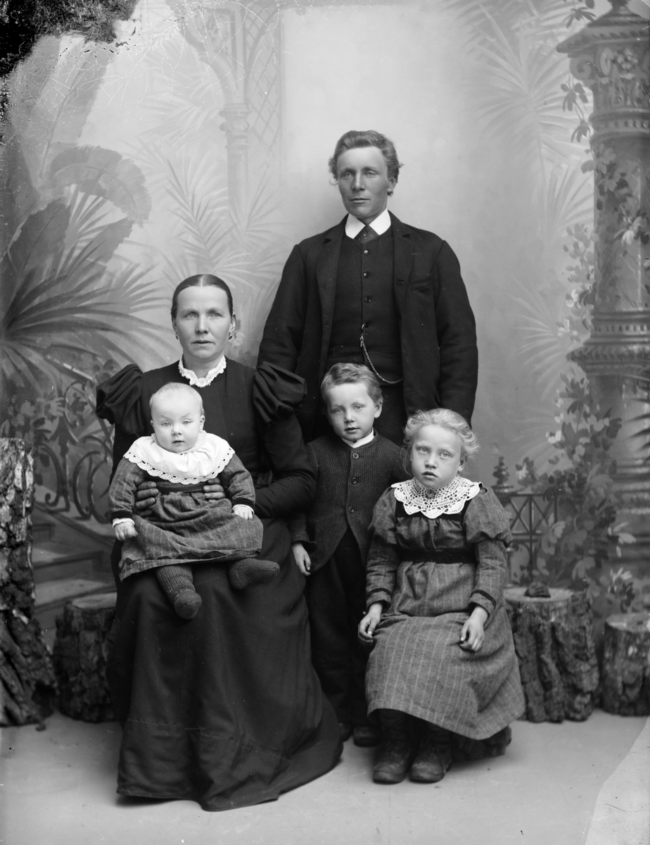 Amund N. Røisum (1866-1944), kona Mari I Sandbuløkken (1863-1957) og barna Inga Nella (1892-1976), Nils (1894-1961) og Maria (1897-1973). Barna fikk etternavnet Båtberget.
