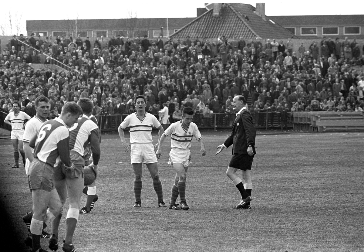 Fotballkamp Brann Lyn På Ullevål Stadion I Oslo Roald Kniksen Jensen