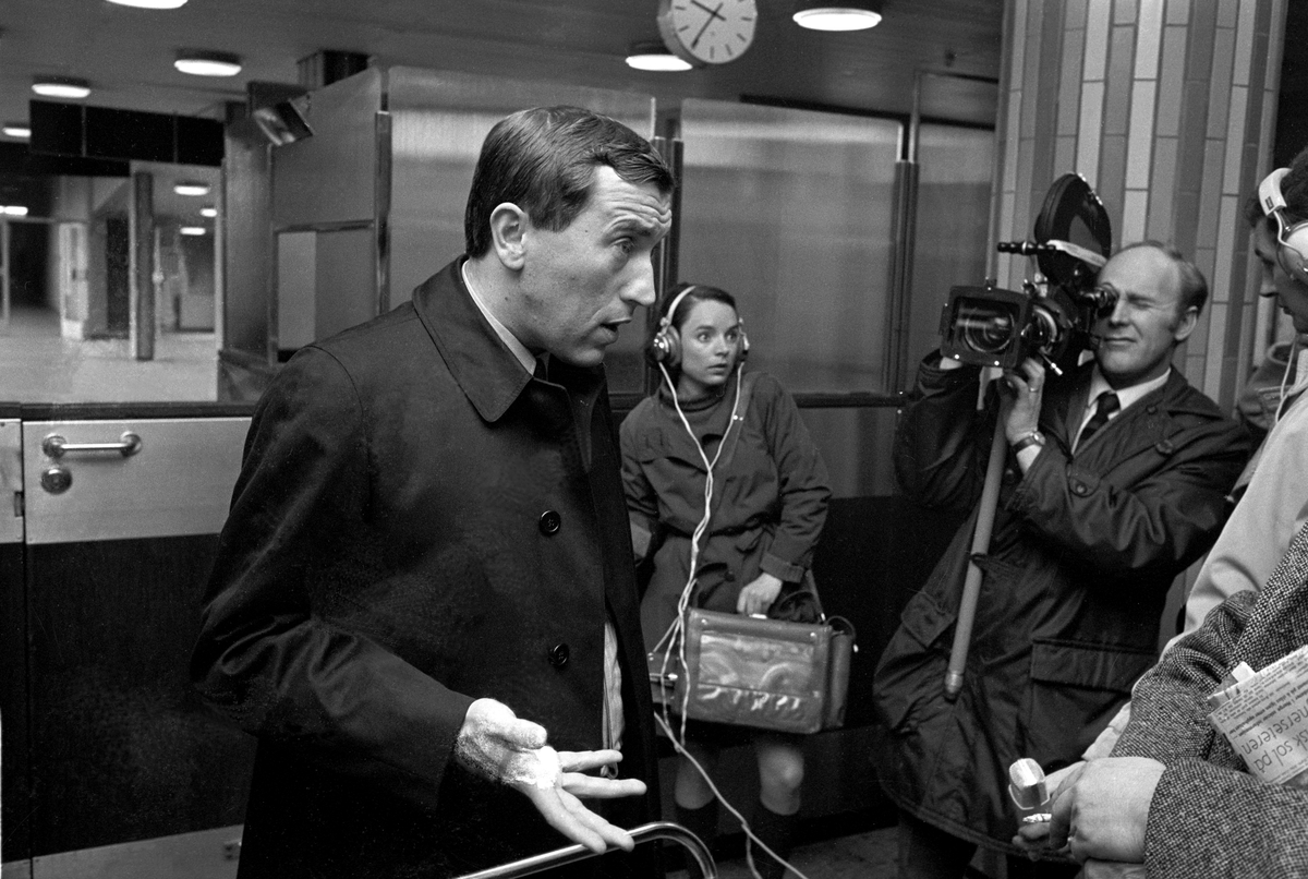 Britisk talkshow-vert David Frost til venstre kommer til nordisk TV-seminar i Oslo i april 1969. Her har han landet på Fornebu og snakker med pressen.