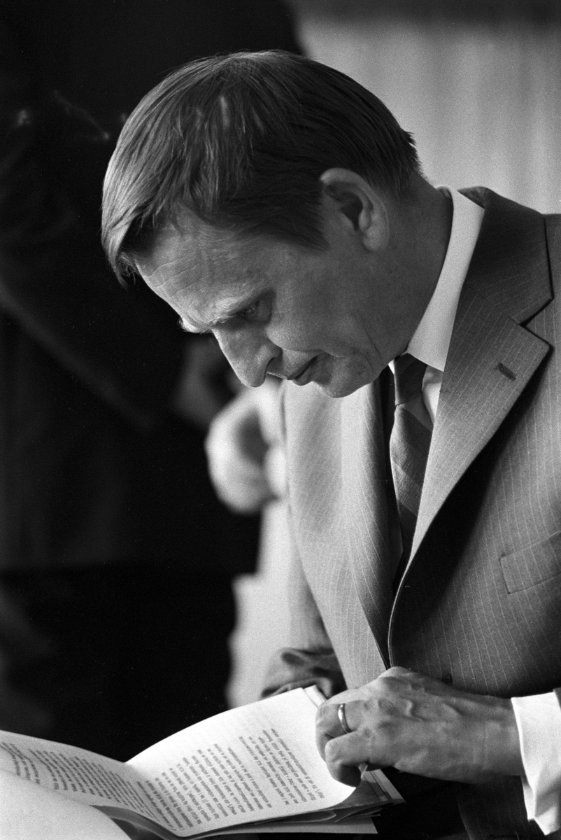 Sveriges statsminister Olof Palme fotografert på Fornebu i forbindelse med nordisk statsministermøte som ble arrangert i Trondheim. Her står Palme bøyd over dokumenter.