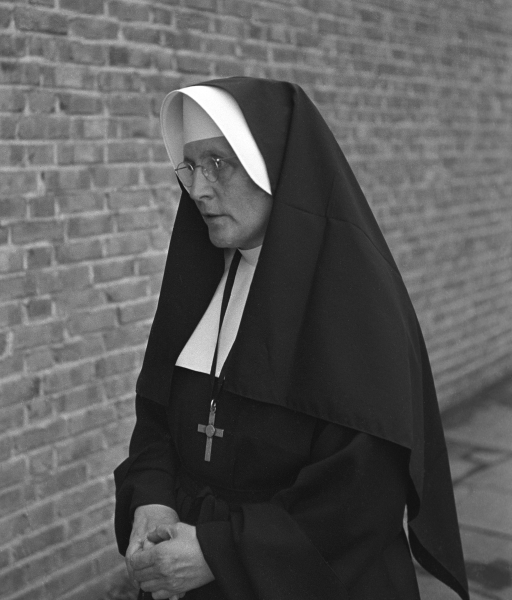 Sigrid Undset er død. Forstanderinne Moder Constanse ved Sankt Thorfinns katolske kirke på Hamar.