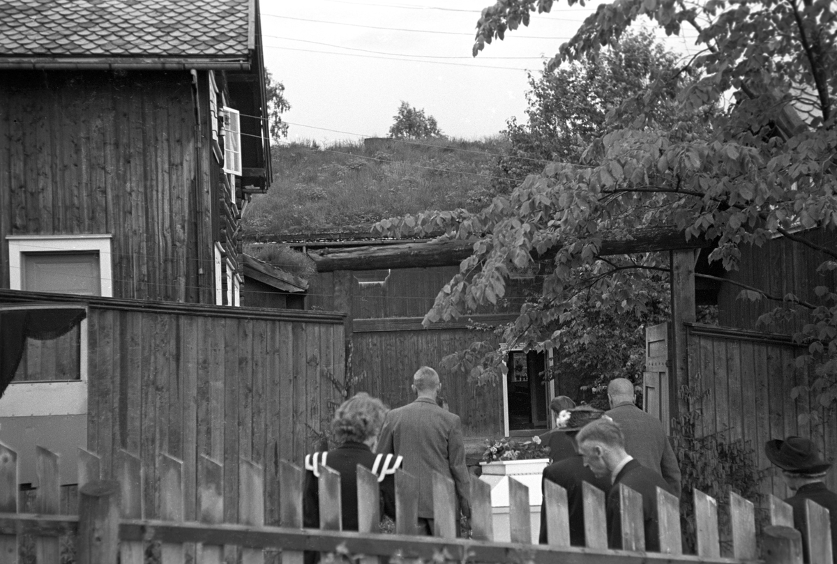 Sigrid Undset er død. Her bæres kisten inn porten til hennes hjem Bjerkebæk på Lillehammer.
