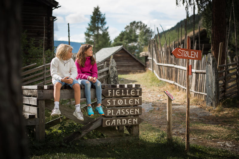 to barn på mjølkerampa