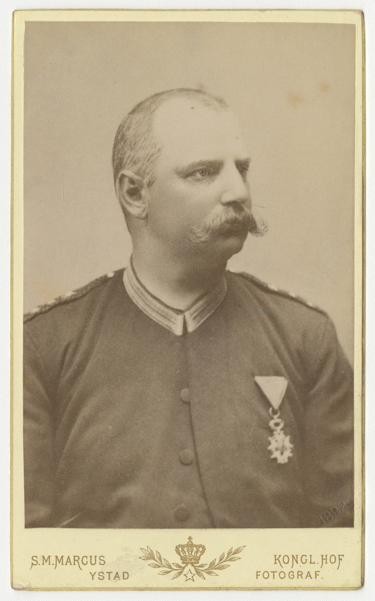 Porträtt av Carl William Stjernblad, ryttmästare vid Skånska dragonregementet K 6.
Se även bild AMA.0008567 och AMA.0009640.