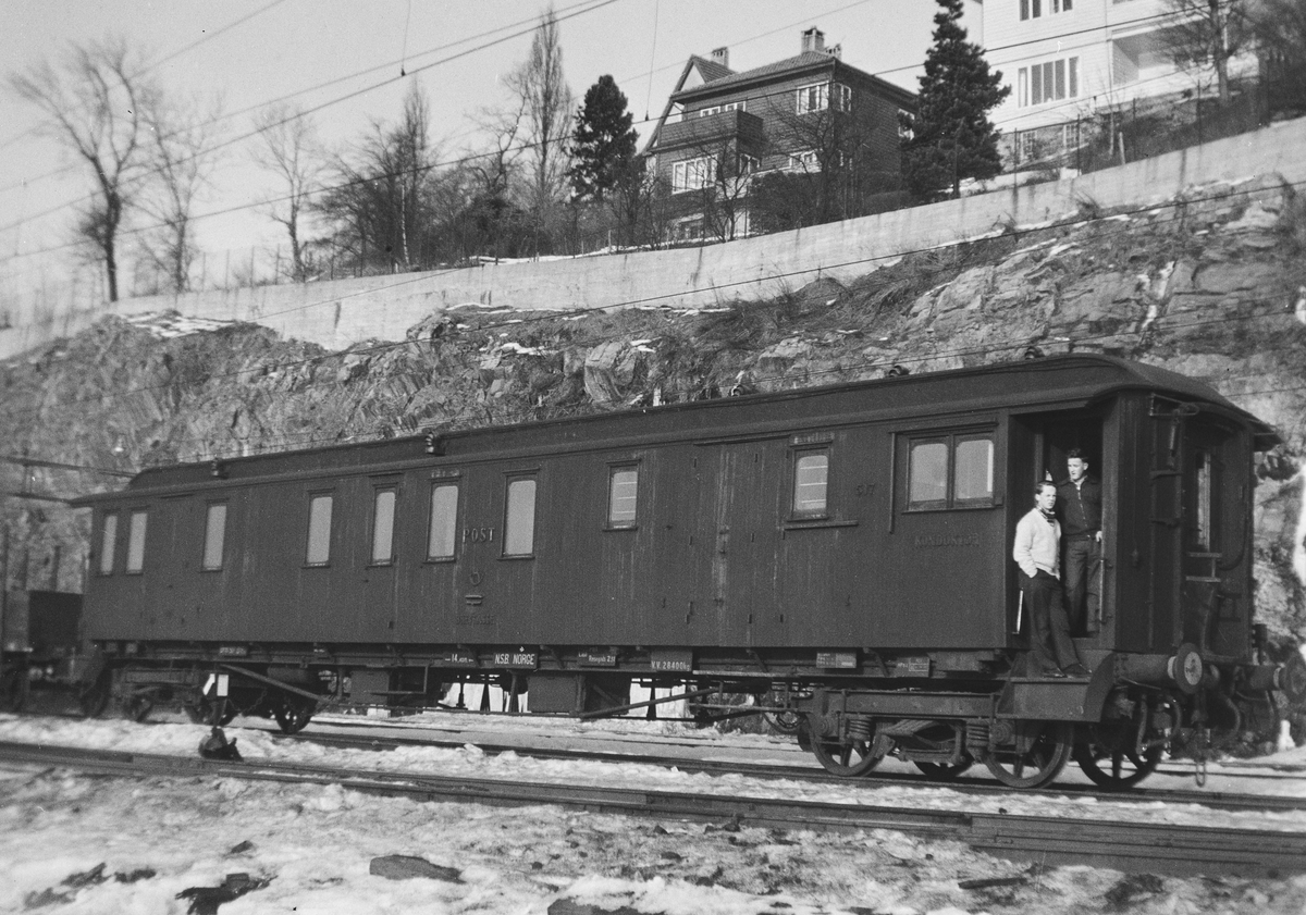 Post- og reisegodsvogn litra DFo-22 type 3 nr. 517 på Bergen stasjon.