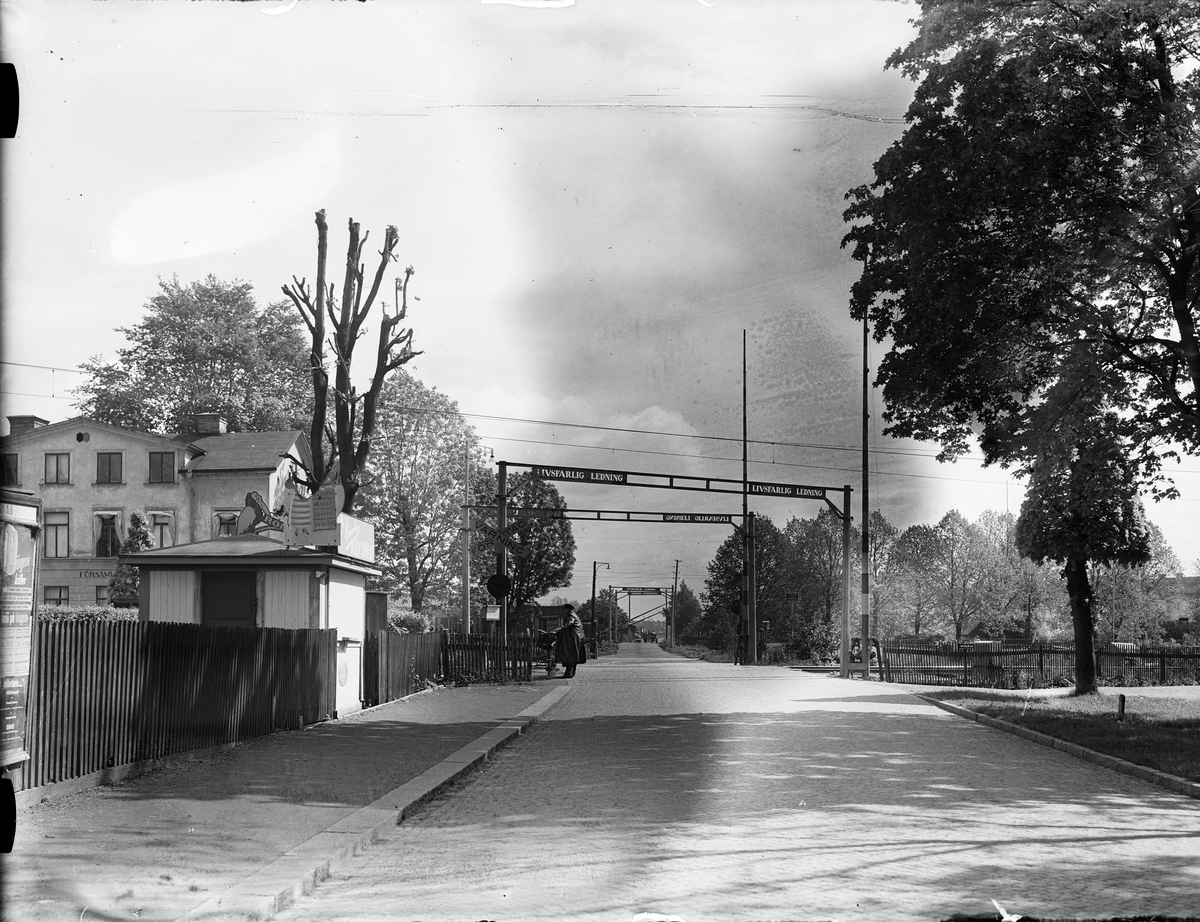 Järnvägsövergång, Fabriksgatan, nuvarande Råbyvägen som går under järnvägen, kvarteret Blanka, Uppsala 1944