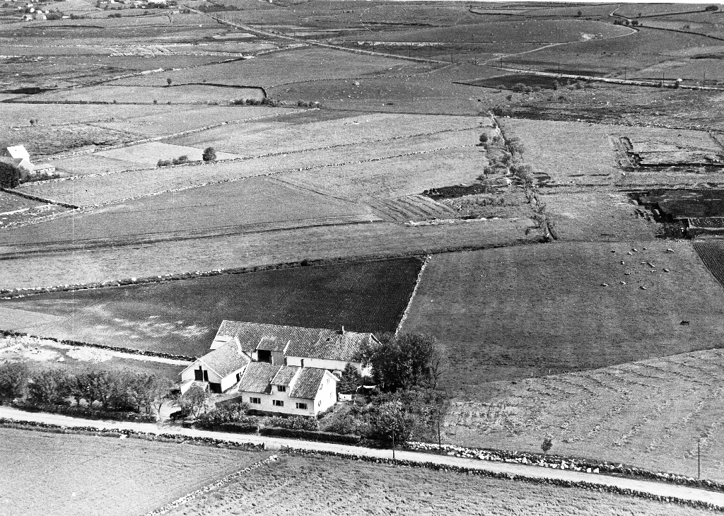 Flyfoto av garden Steinslan gnr. 6, bnr. 1. Heimehuset vart påbygd i 1920 åra, vindu er skifta seinare.