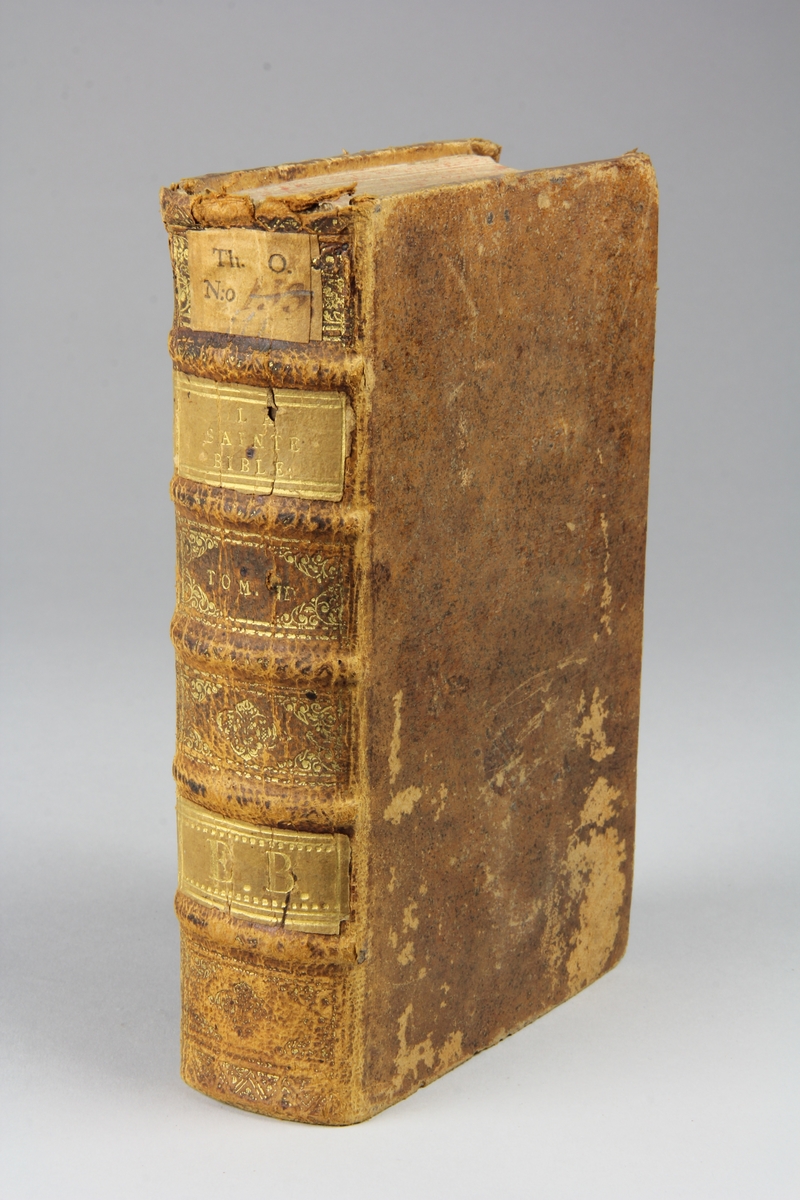 Bok, helfranskt band "La sainte bible traduite en françois sur la Vulgate", del 3. Skinnband med guldpräglad rygg i fem upphöjda bind, skuret rödstänkt snitt. Pärmarnas insidor klädda med marmorerat papper.