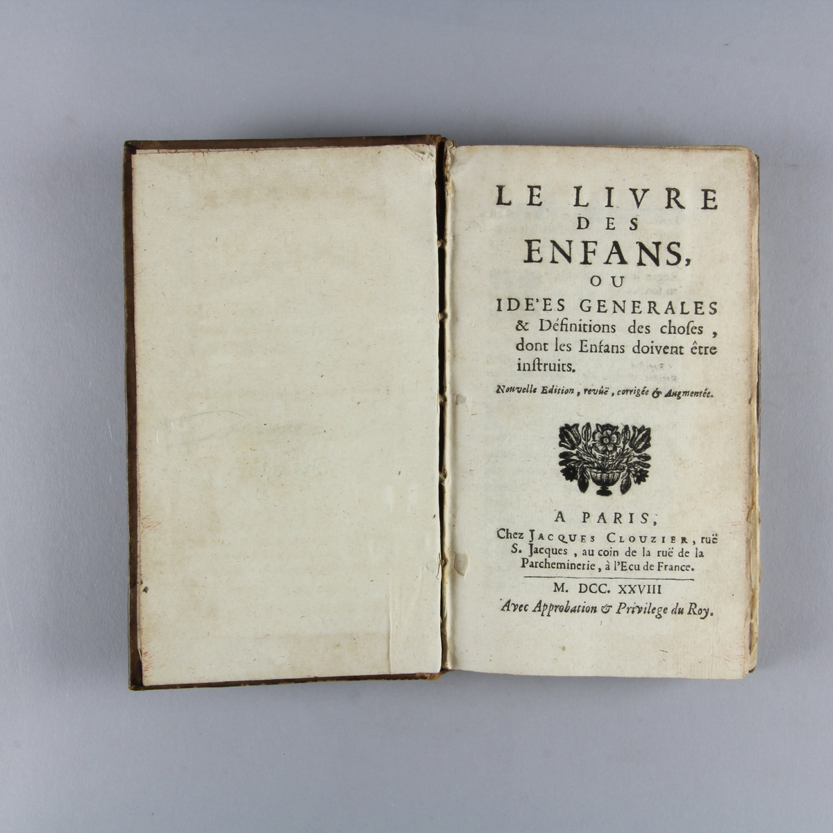 Bok, helfranskt band, "Les livres des enfans". Skinnband med guldpräglad rygg i fem upphöjda bind, skuret rödstänkt snitt.
