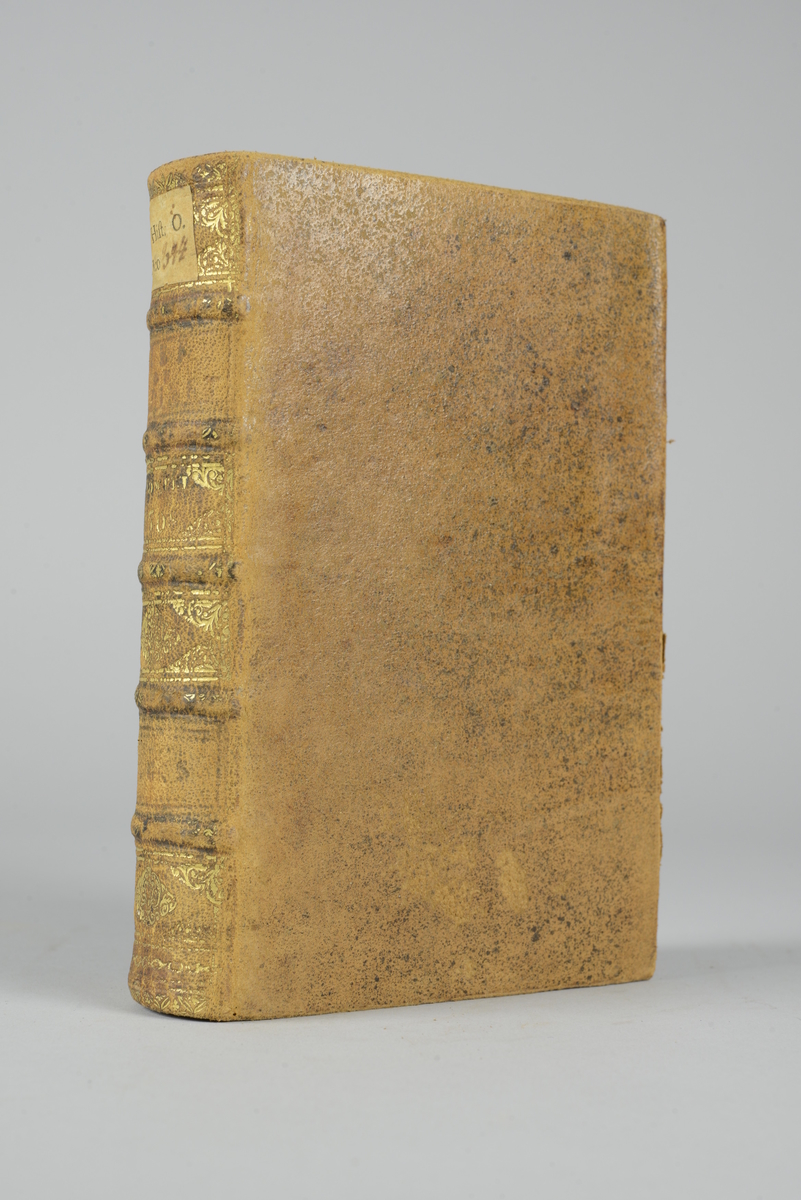 Bok, helfranskt band "La clef du cabinet des princes de 
l´Europe", del 8, tryckt 1708.
Skinnband med blindpressad och guldornerad rygg i fem upphöjda bind, ryggens fält skadade, påklistrad pappersetikett. Med stänkt snitt.
