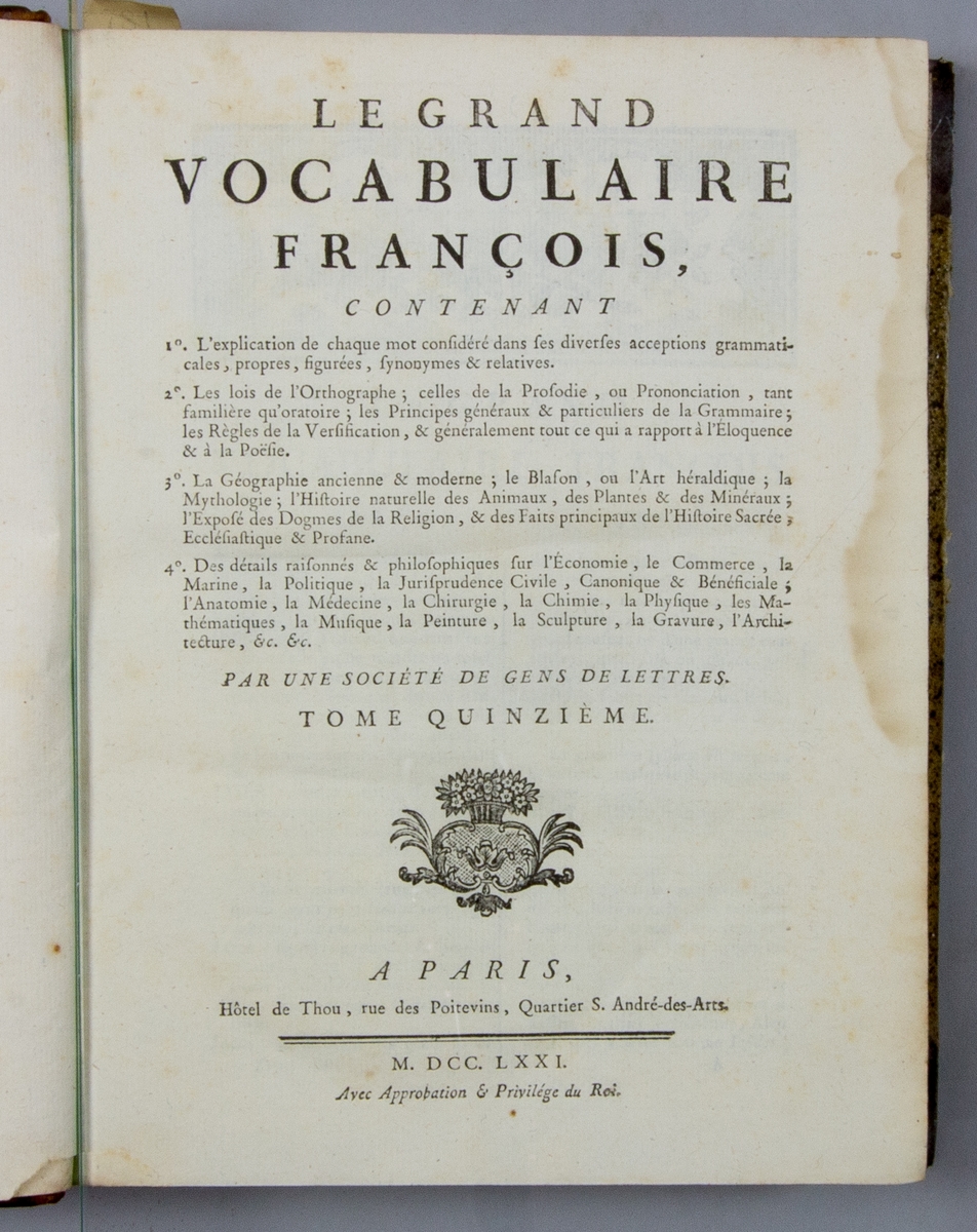 Bok, halvfranskt band "Le grand vocabulaire francois", del XV, utgiven i Paris 1771.
Band med pärmar av papp med påklistrat stänkt papper, hörn och rygg av skinn med fem upphöjda bind med guldpräglad dekor, titelfält med blindpressad titel och ett mörkare fält med volymens nummer. Med stänkt snitt. Påklistrade etiketter märkta med bläck "No 2" och "JAS LIE".