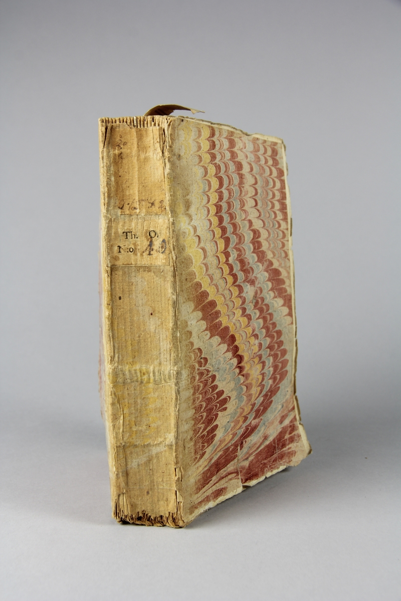 Bok, häftad "Lettres sur la religion essentielle", tryckt 1738 i London. Pärmar av marmorerat papper, blekt och skadad rygg med påklistrad etikett med samlingsnummer, oläsligt. Oskuret snitt. Anteckning om inköp.