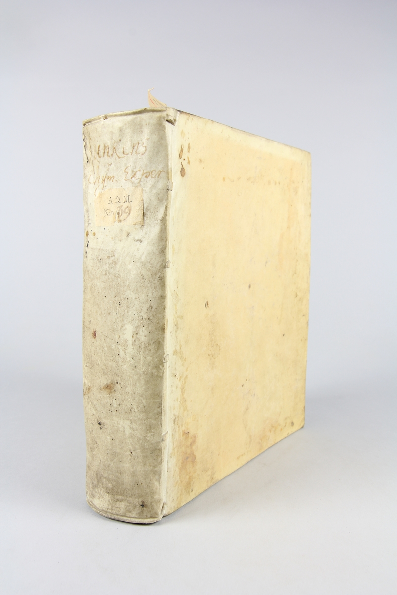 Bok. pergamentband, "Chymia experimentalis" tryckt 1701 i Frankfurt am Main.
Band av pergament, stänkt snitt. På ryggen bokens titel samt samlingsnummer. Anteckning om förvärv.