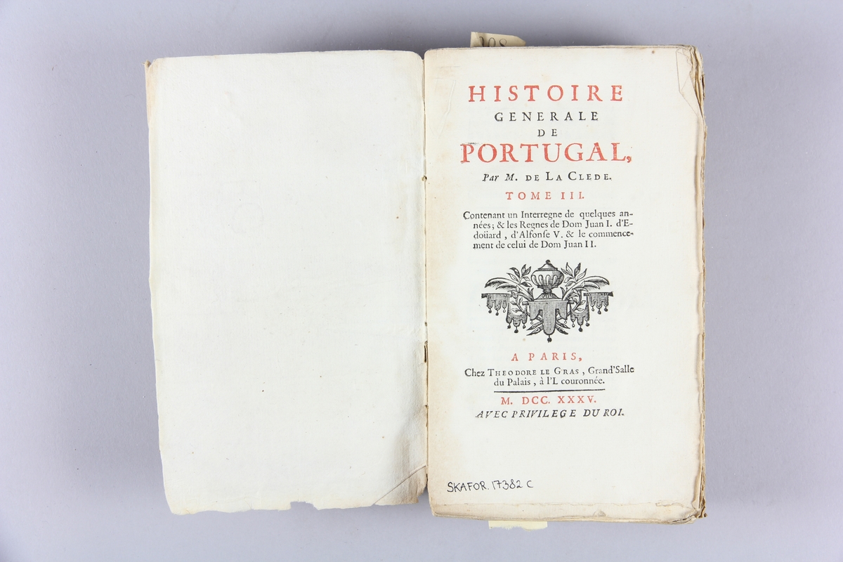 Bok, häftad "Histoire générale de Portugal", del 3. Pärmar av marmorerat papper, oskuret snitt.