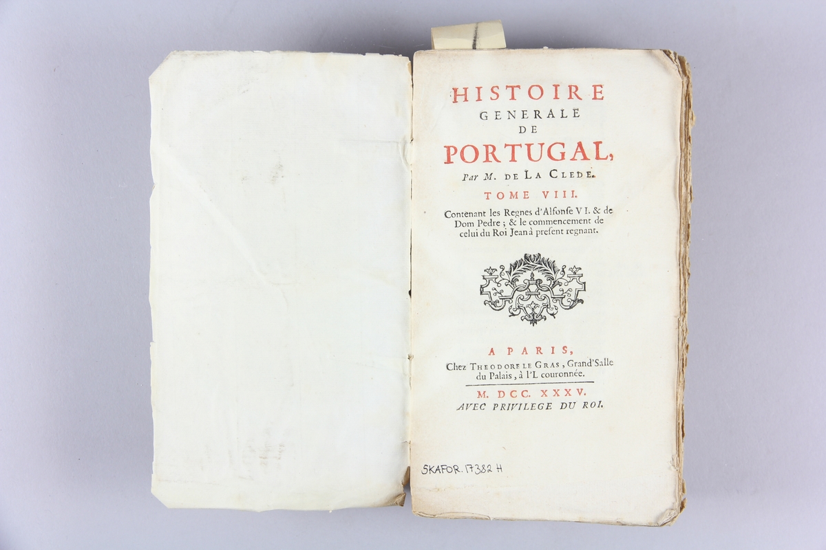 Bok, häftad "Histoire générale de Portugal", del 8. Pärmar av marmorerat papper, oskuret snitt.