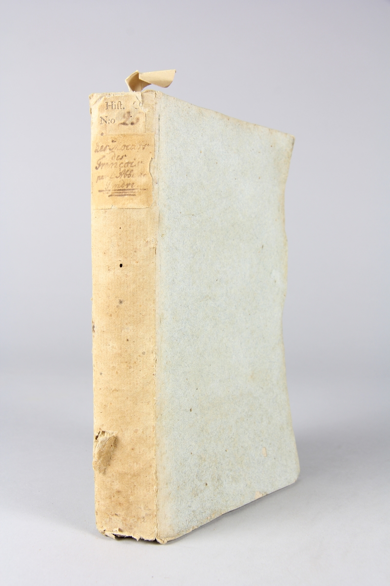 Bok, pappband, "Les moeurs des françois", skriven av Le Gendre, tryckt i Paris 1753.
Pärmar av gråblått papper, oskuret snitt. Blekt rygg med etikett med titel och samlingsnummer. Anteckning om inköp på pärmens insida.
