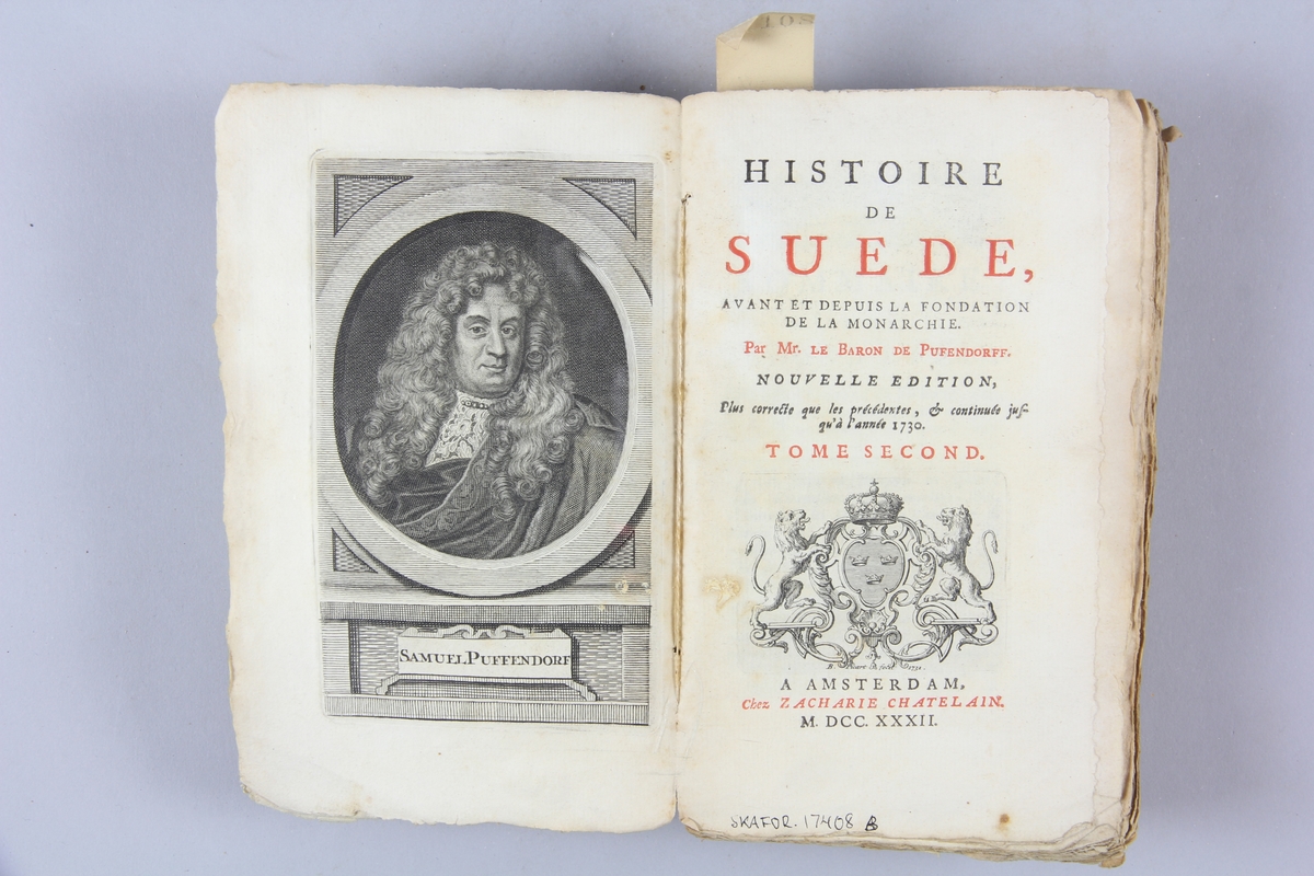 Bok, "Histoire de Suède", del 2, tryckt 1732 i Amsterdam. Pärmar av marmorerat papper, oskuret snitt. Blekt rygg med etikett med volymens titel, oläslig, och samlingsnummer.