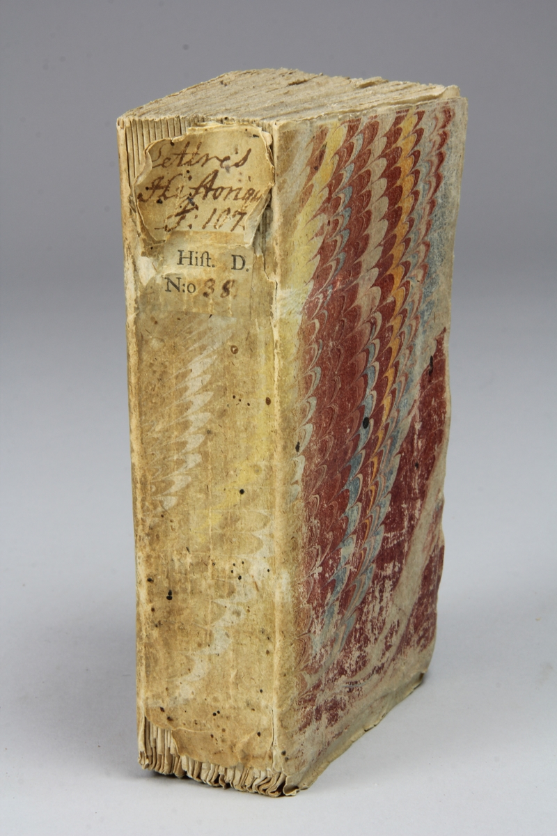 Bok, häftad, "Lettre historique et politique",  del 107, tryckt 1739 i Amsterdam. Pärmar av marmorerat papper, blekt rygg med påklistrade etiketter med titel och samlingsnummer. Oskuret snitt.